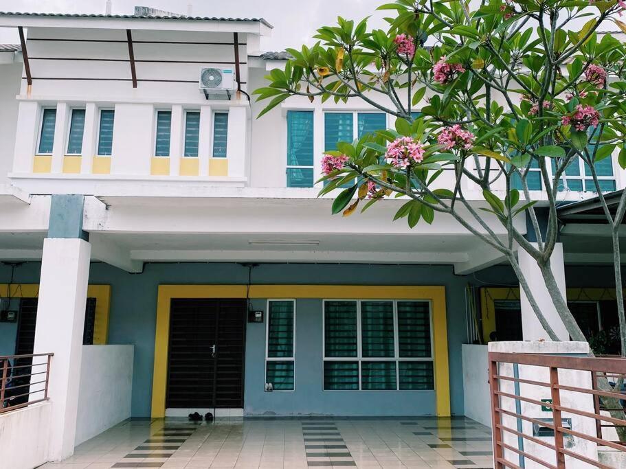 Spacious Cozy Lakeville Homestay 4 Bedrooms All With Aircond Сері-Іскандар Екстер'єр фото